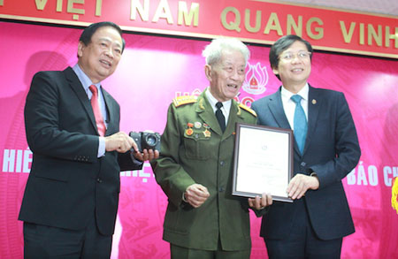 Nhà báo Mai Sông Bé trao tặng bức tượng bà Sương Nguyệt Anh,  nữ chủ bút đầu tiên của báo chí Việt Nam.